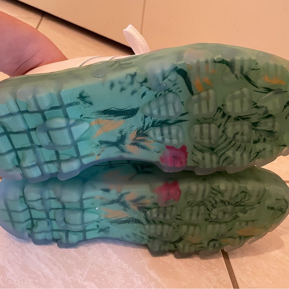 K-Swiss White and Green Sneakers - Picture 11 of 11
